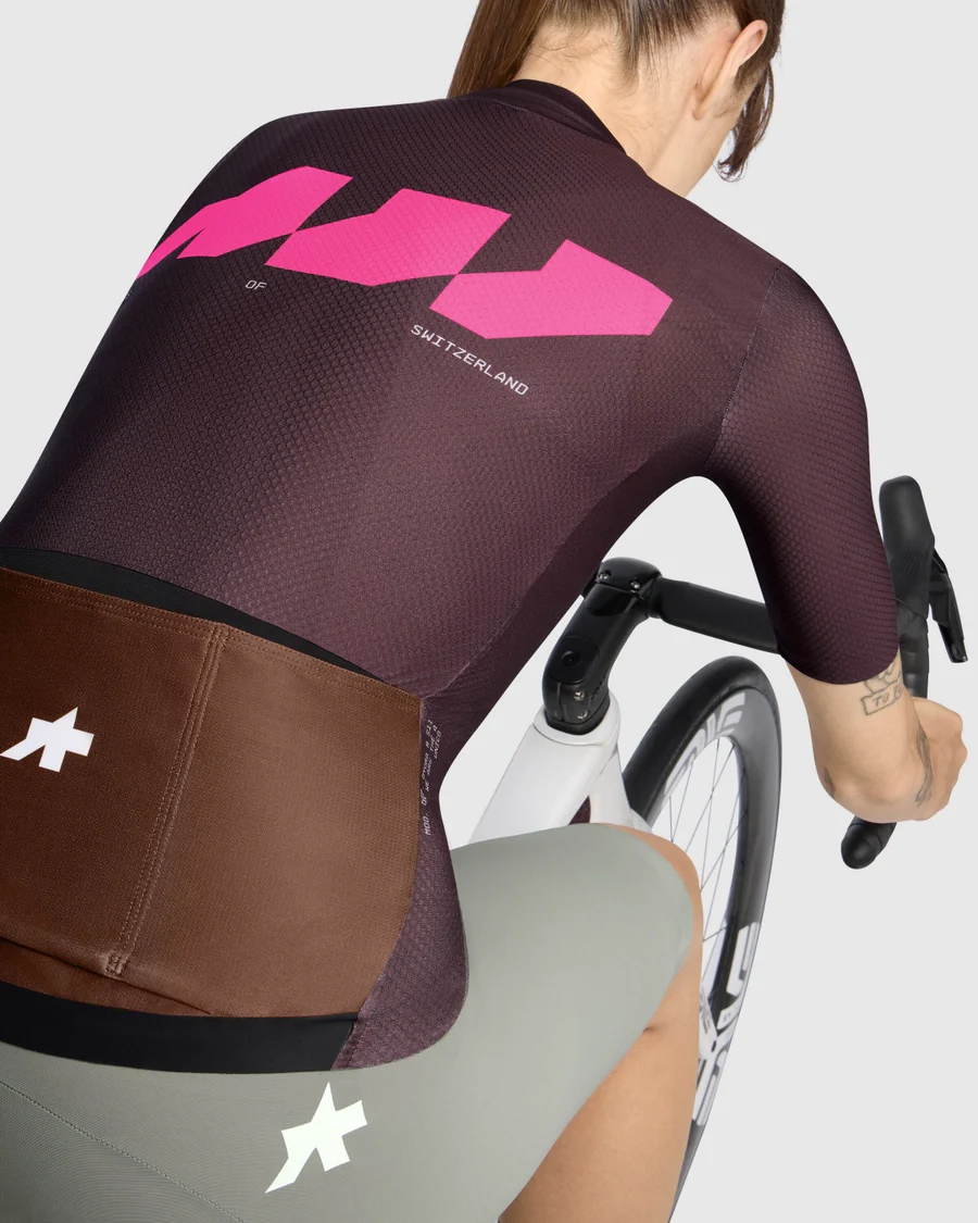 ASSOS DYORA R S11 We are the A Langarm Trikot Women Rot - Image 4