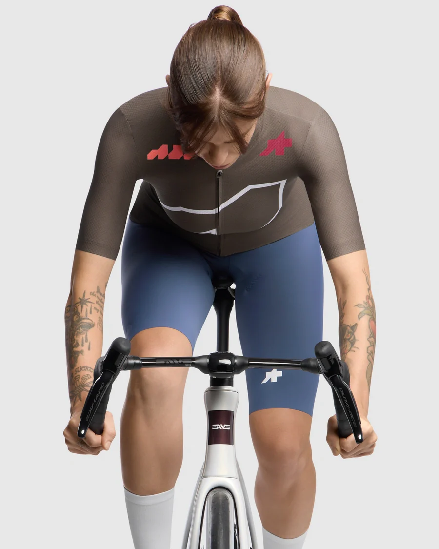ASSOS DYORA R S11 We are the A Trikot Langarm Women Braun - Image 5