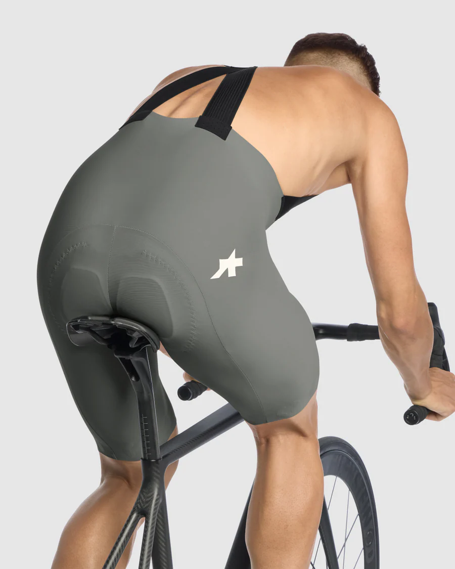ASSOS EQUIPE R S11 Kurze Trägerhose Khaki - Image 9
