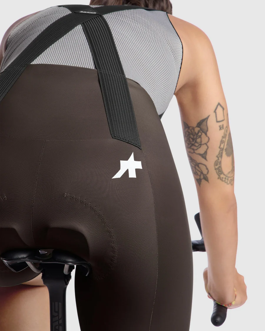 ASSOS UMA GT S11 Damen Kurz Trägerhose Braun - Image 10