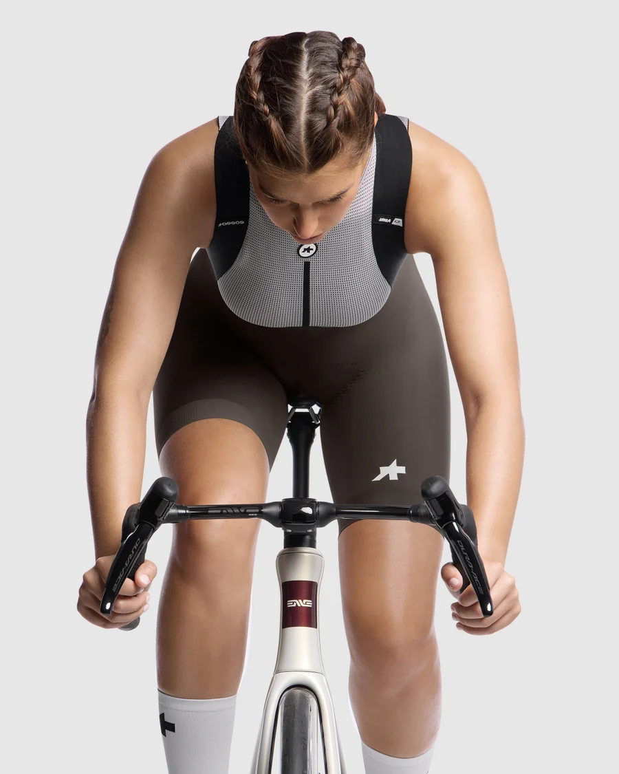 ASSOS UMA GT S11 Damen Kurz Trägerhose Braun - Image 6