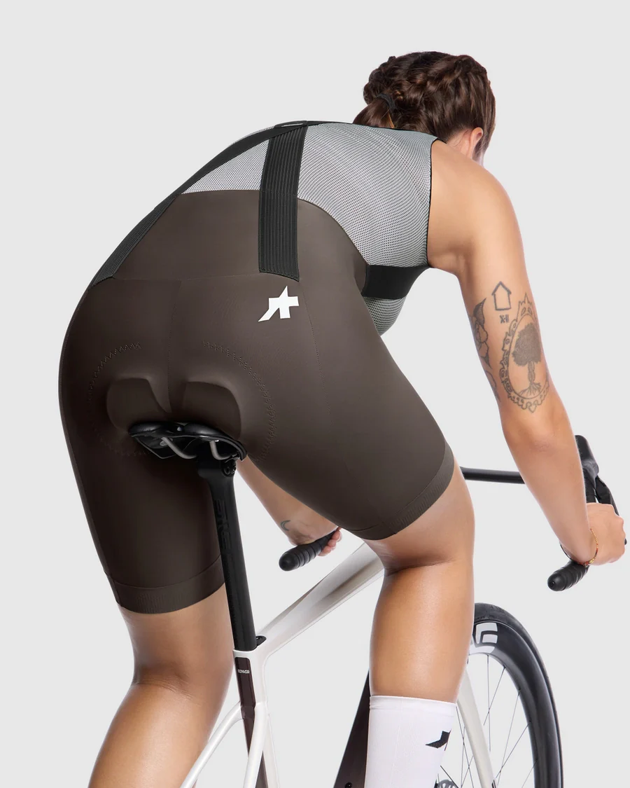 ASSOS UMA GT S11 Damen Kurz Trägerhose Braun - Image 8