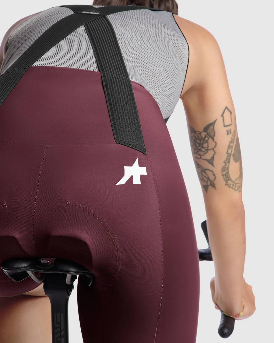 ASSOS UMA GT S11 Damen Burgundy Red Kurze Trägerhose - Image 5