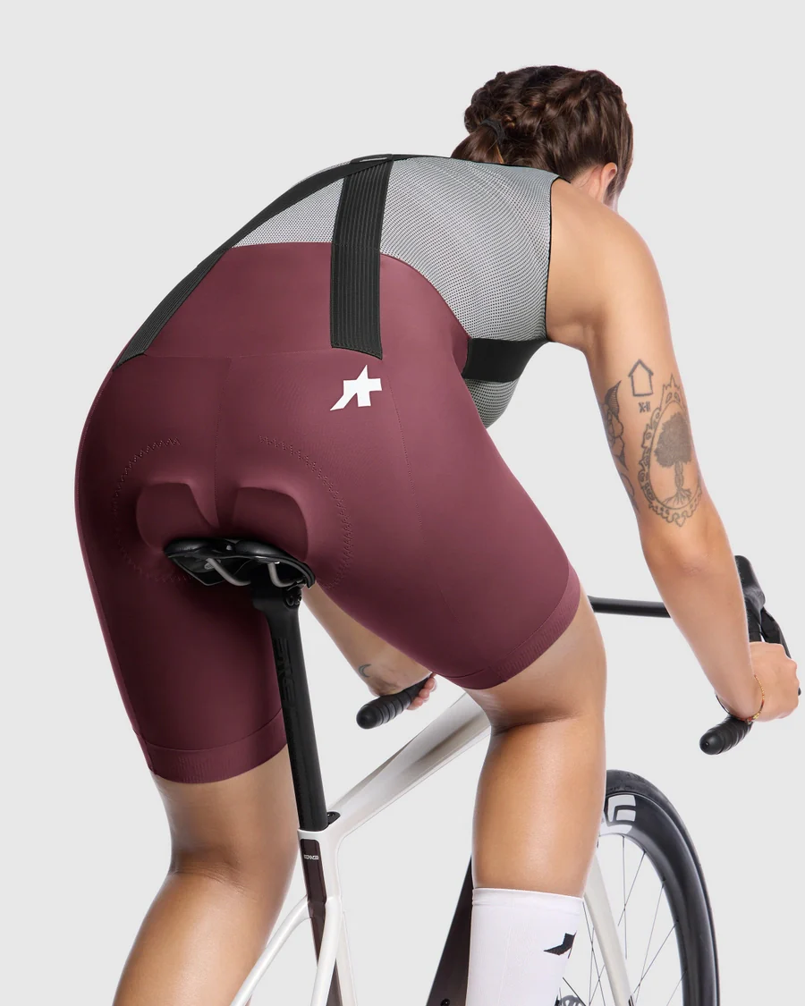 ASSOS UMA GT S11 Damen Burgundy Red Kurze Trägerhose - Image 7