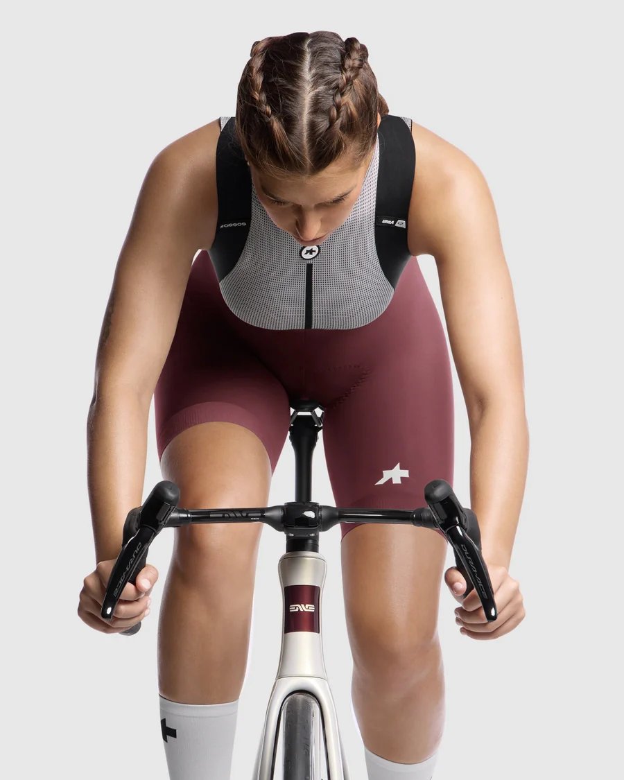 ASSOS UMA GT S11 Damen Burgundy Red Kurze Trägerhose - Image 8