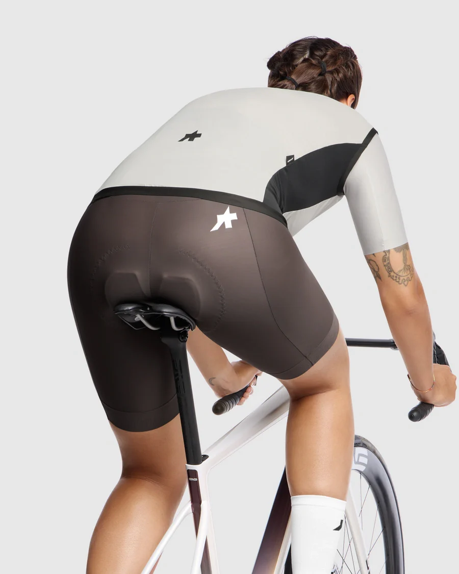 ASSOS UMA GT WIND S11 Damen Almond Milk Ärmellose Jacke - Image 7