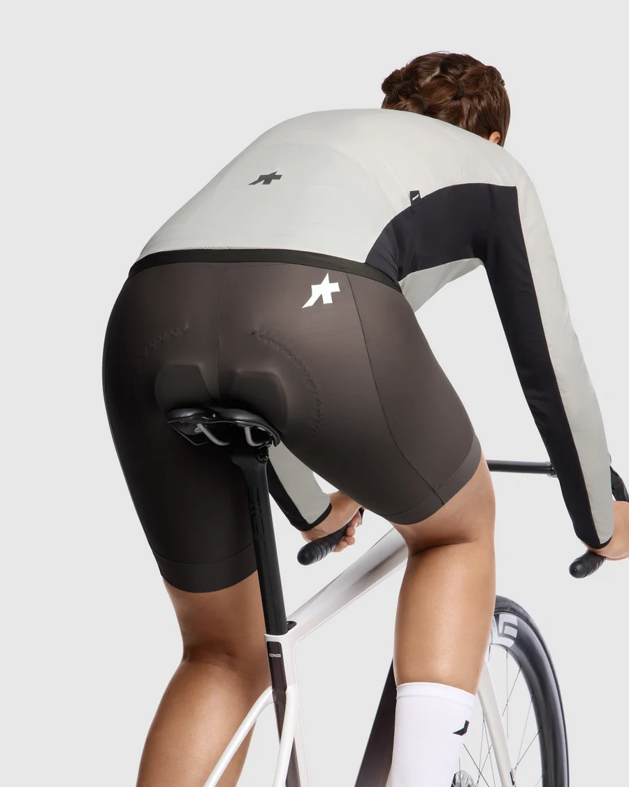ASSOS UMA GT WIND S11 Damen Almond Milk Jacke - Image 6