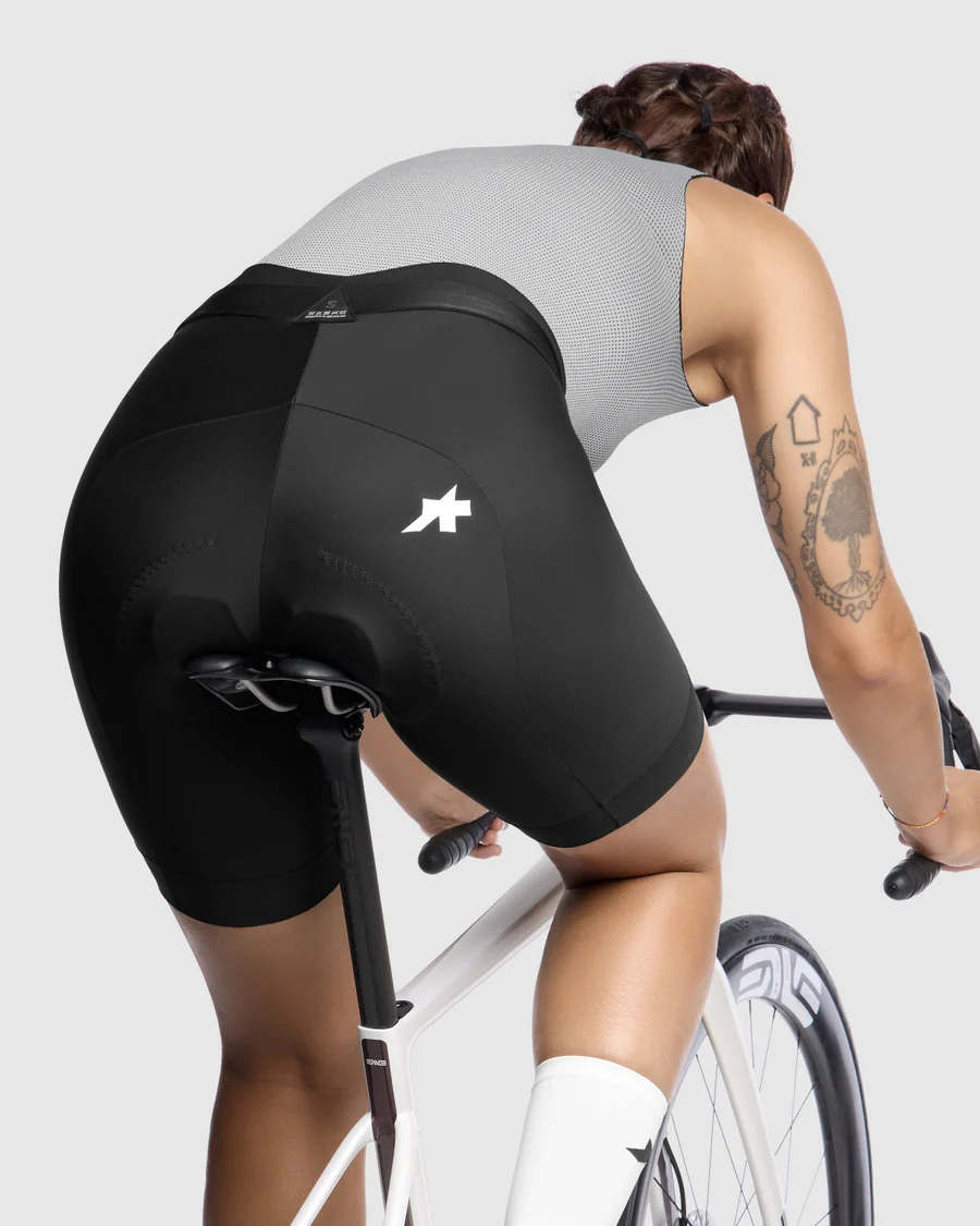 ASSOS UMA GT HALF S11 Damen Kurzhosen Schwarz - Image 7