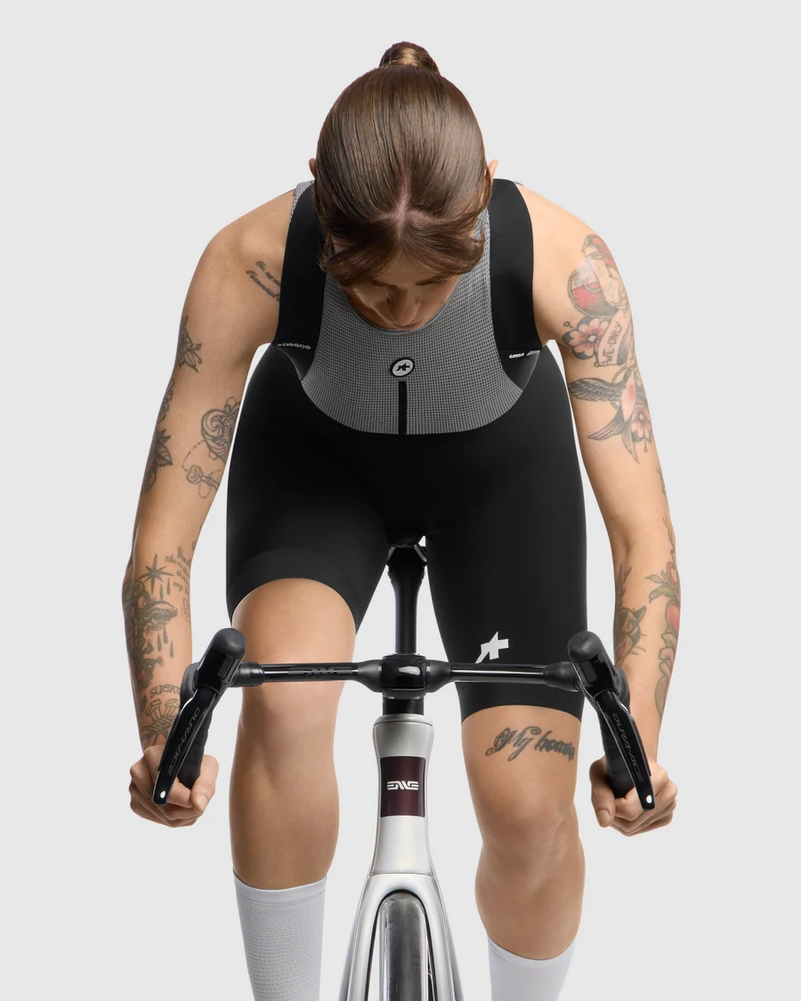 ASSOS UMA GT S11 Damen Kurz Trägerhose Schwarz - Image 8