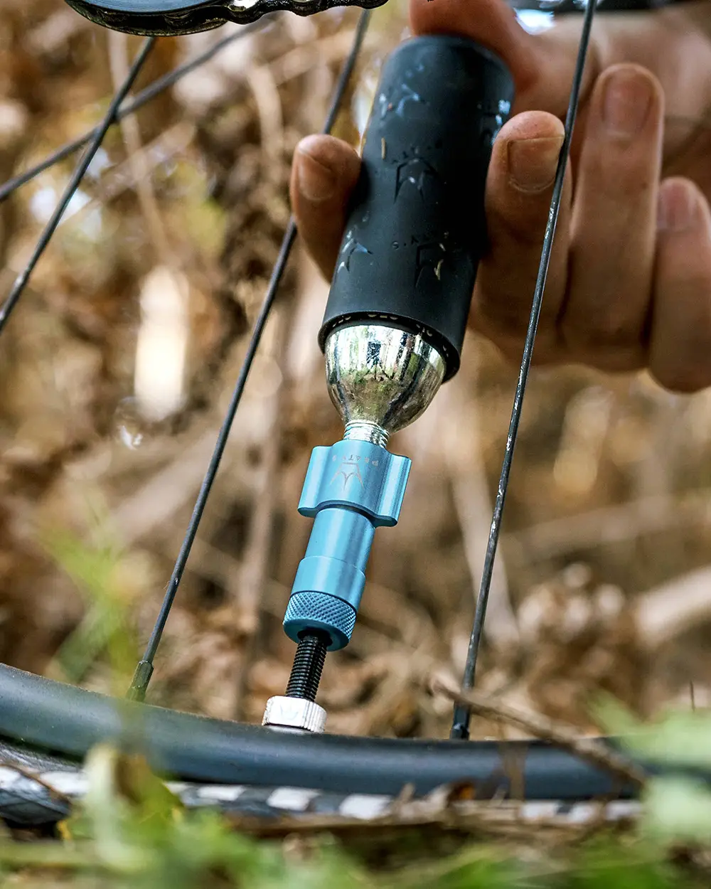 PEATY'S HOLESHOT ROAD/GRAVEL CO2-Schlagbolzen + 2 CO2-Patronen mit Gewinde 16 g Schwarz - Image 2
